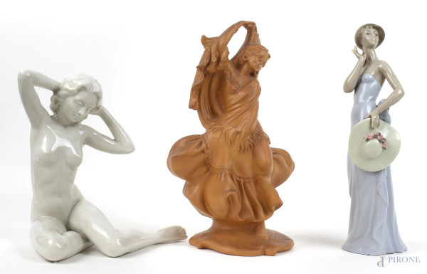 Lotto di tre sculture in porcellana e terracotta raffiguranti figure femminili, manifatture diverse, XX secolo, alt. max cm 21