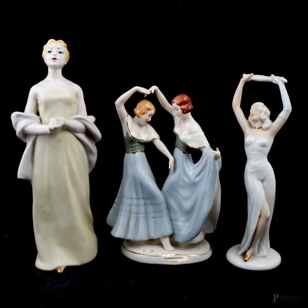 Lotto di tre sculture in porcellana policroma raffiguranti figure femminili danzanti, XX secolo, altezza massima cm 27,5, (segni di usura, piccole sbeccature)