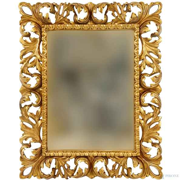 Specchiera in legno dorato ed intagliato a motivi di foglie d'acanto, XX secolo, misure ingombro 110x90, misure luce cm 75x55.