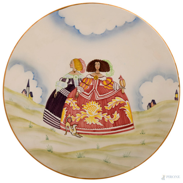 Piatto in ceramica Lenci decorato con rappresentazione di dame con pappagallo e levriero, XX secolo, diametro cm 41,5, (difetti)