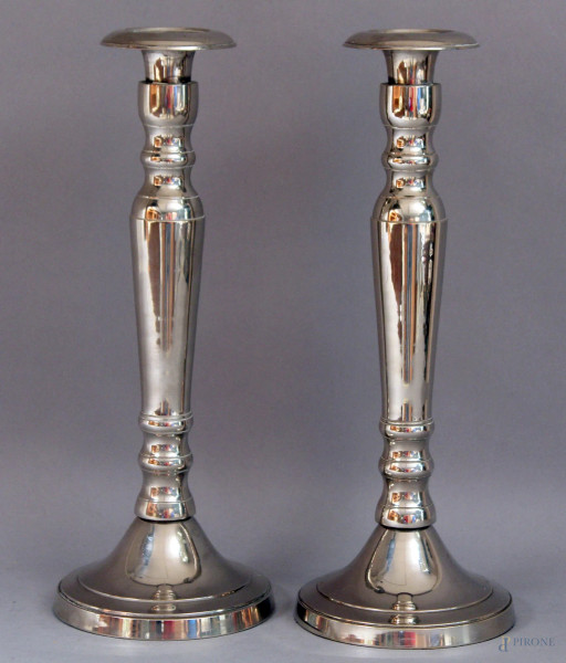 Coppia di candelieri ad una luce in metallo, h. 34 cm.