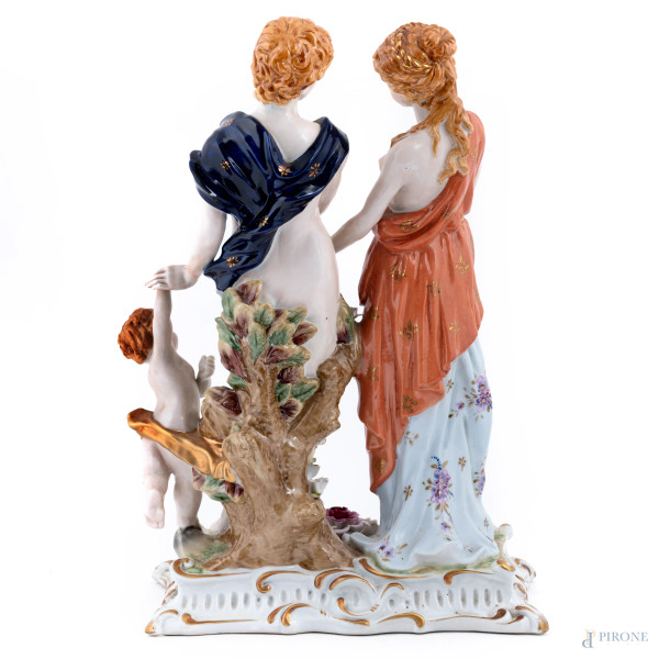 Gruppo in porcellana dipinta in policromia raffigurante giovani amanti con putto, XX secolo, alte...