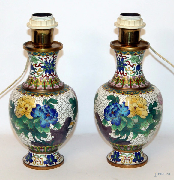 Coppia di vasi in ottone e smalto cloisonnè