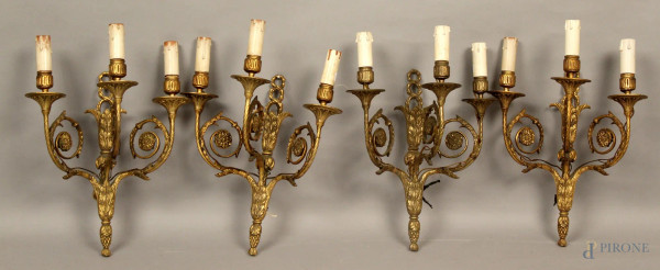 Lotto composto da quattro appliques a tre luci in bronzo cesellato, H 40 cm.