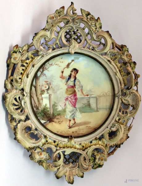 Piatto in porcellana a soggetto di ballerina con tamburello con cornice intagliata 