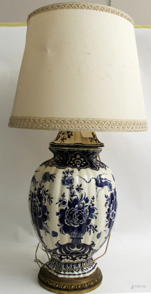 Vaso in maiolica Delft, fondo bianco con decoro floreale, montata a luce elettrica, completo di paralume, H. 58 cm.