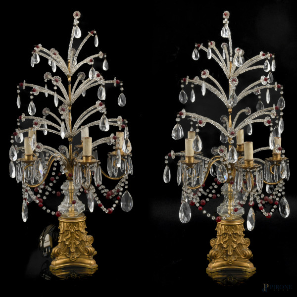 Coppia di lampade da tavolo a cinque luci con base in bronzo dorato a guisa di capitello, XX secolo, altezza cm 70, (segni di usura, da revisionare)