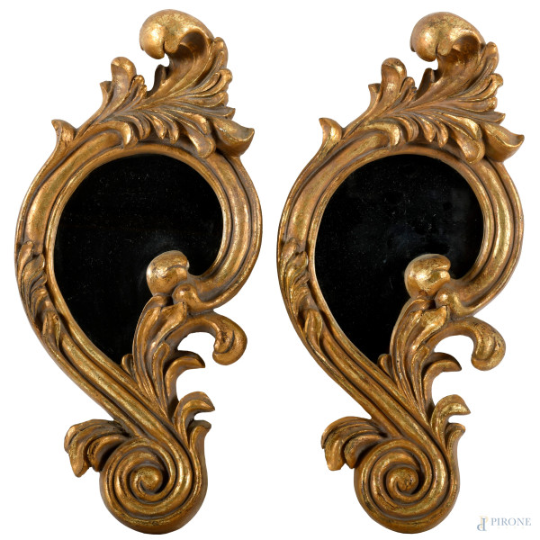 Coppia di specchierine in resina dorata, XX secolo, cm 49x24, (difetti)