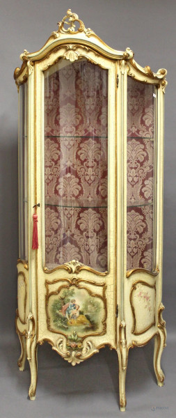 Vetrina di linea bombata ad uno sportello a vetro, in legno laccato con decori floreali, XX sec., cm 188 x 80 x 30.