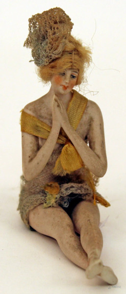 Fanciulla seduta, scultura in bisquit, primi &#39;900, H 7 cm.