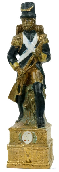 Ufficiale napoleonico, scultura in porcellana policroma, cm h 32, marchio sotto la base, (difetti).