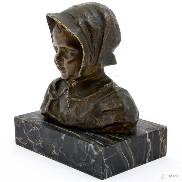 Scultura in bronzo con base in marmo raffigurante bambina con cappello, XX secolo, altezza cm 15