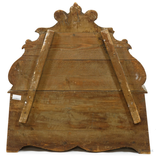 Panchetta in legno intagliato e dipinto, con seduta alzabile e schienale sagomato, XIX-XX secolo,...