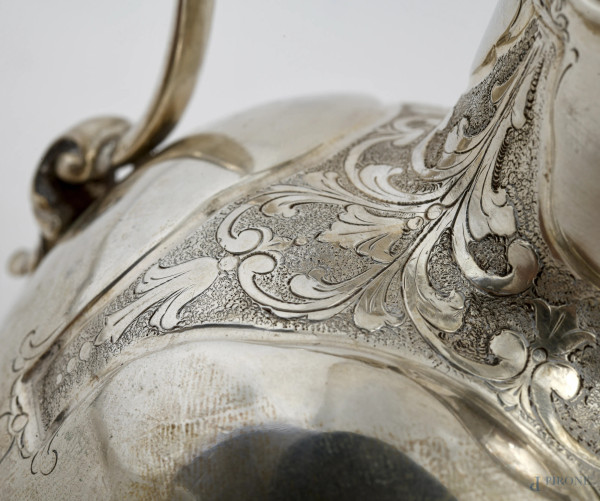 Versatoio in argento 800/000 finemente cesellato, altezza cm 22,5, peso gr 470