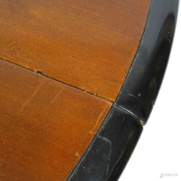 Lotto composto da tavolo ovale apribile, in noce con rifinitura perimetrale laccata nero e fusto ...