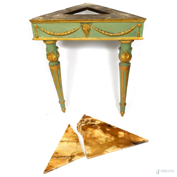 Coppia di consoline ad angolo in legno dipinto e dorato con piano in marmo giallo. Fronte arricch...