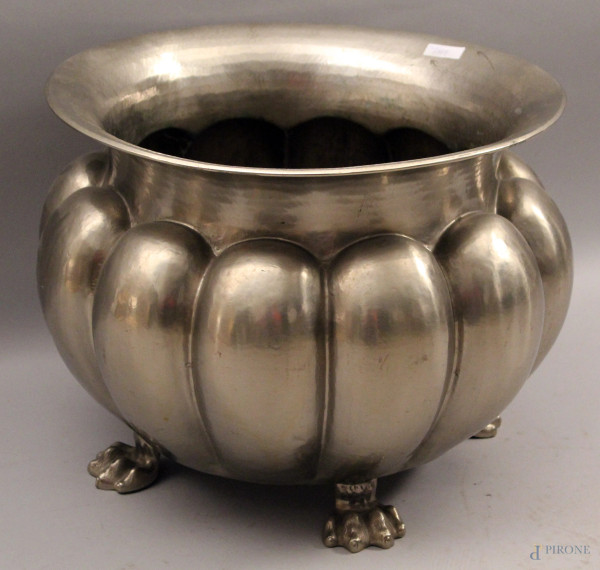Porta vaso in metallo sbalzato, poggiante su quattro piedi a leonine, h. 34 cm