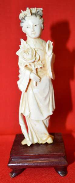 Fior di loto, scultura in avorio con base in legno, XIX sec°. ,h cm 15.