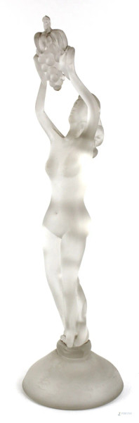 Figura femminile che sorregge un grappolo d&#39;uva, scultura in vetro, altezza cm. 46,5, XX secolo, (lievissimi difetti).
