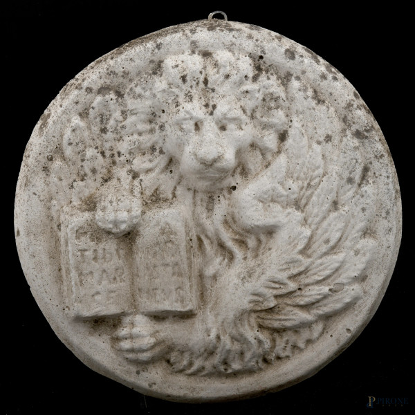 Tondo in pasta cementizia raffigurante Leone di San Marco a rilievo,  XX secolo, diametro cm 35 (difetti)