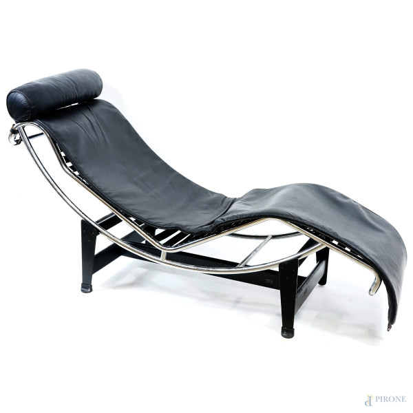 Chaise longue Le Corbusier in pelle nera e acciaio, XX secolo, cm 75x167x53 (difetti)