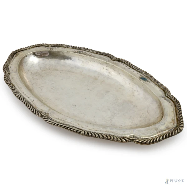 Vassoio in argento Sterling  con profilo sagomato e cesellato, peso gr 1250, cm 50x29