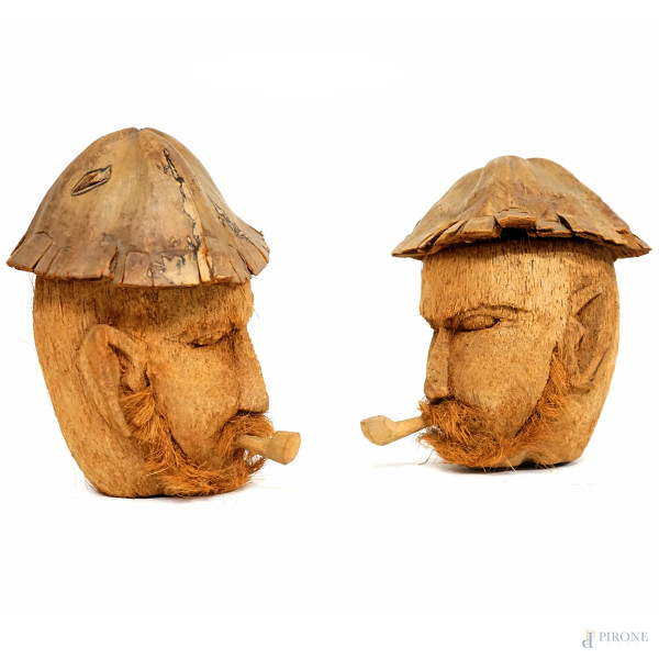 Lotto di due teste in cocco raffiguranti uomini che fumano la pipa, anni '70, altezza cm 20