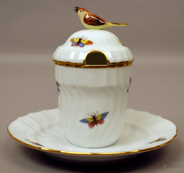 Zuccheriera con piattino in porcellana Herend a decoro di farfalle, con coperchio sormontato da uccellino, H 14 cm.