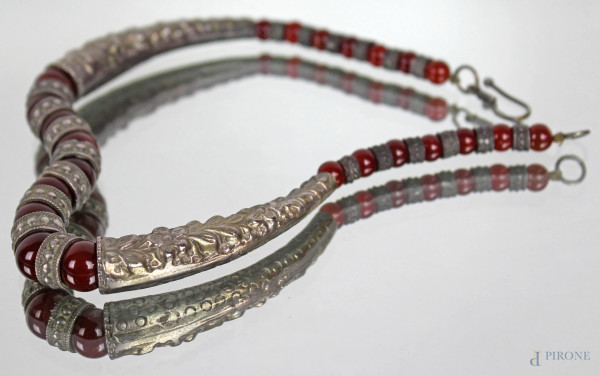 Collana in argento e corniola, lunghezza cm 41, arte Medio Orientale