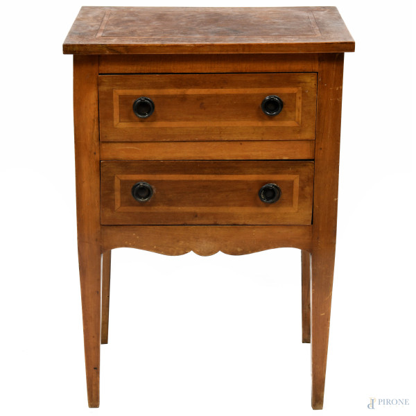 Comodino in legno impiallacciato e intarsiato in varie essenze a due cassetti, XX secolo, cm 66,5x45,5x30,5, (segni di usura, scalfiture, difetti)