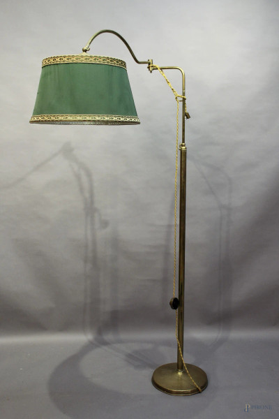 Lampada da terra in ottone, primi Novecento, H 175 cm.