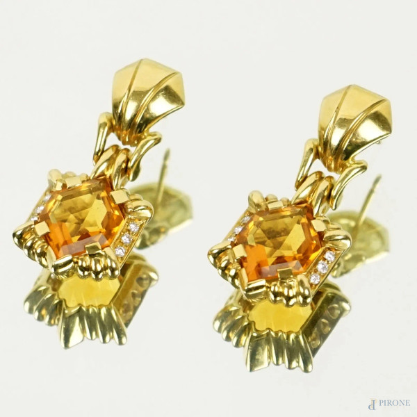 Paio di orecchini in oro giallo  18 KT con topazi e brillantini, peso gr.16,8