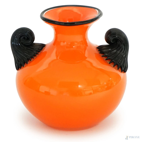 Vasetto in vetro arancione con profilo e prese laterali a ricciolo neri, cm h 9, manifattura austriaca, creazione di Michael Powolny per Loetz.