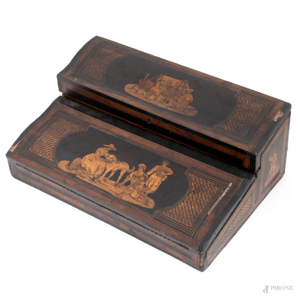 Scrittoio da viaggio in legno intarsiato, dipinto e pirografato decorato con scene di genere, XIX secolo, cm 17x44x29, (segni di usura, scalfiture, mancanze, rotture, difetti)