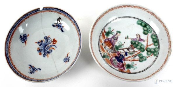 Lotto di due piattini in porcellana policroma, manifatture diverse, diametro cm 12, (difetti)
