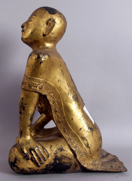 Bonzo in preghiera, scultura in legno intagliato e dorato, altezza 51 cm, Cina fine XIX secolo.