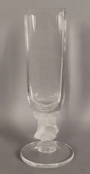 Lalique, vaso in cristallo sorretto da cervi, altezza 29 cm.