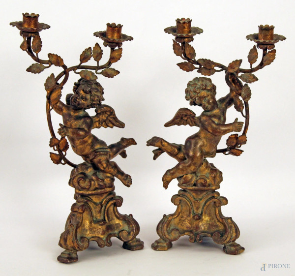 Coppia di putti alati reggenti candelieri a due luci in legno, h.43 cm