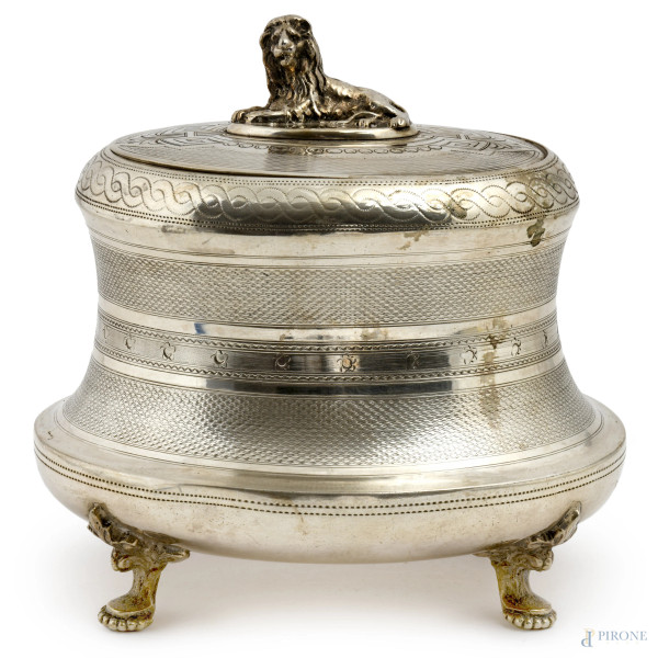 Portabonbon in argento con presa a foggia di leone poggiante su quattro piedini, XIX secolo, cm 14,5x12x14, peso gr 490