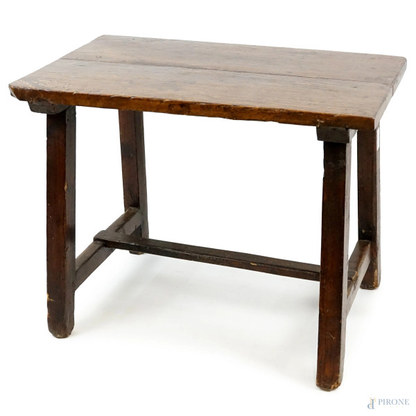 Tavolino a capretta in noce, fine XIX secolo, cm 65,5x84x62,5