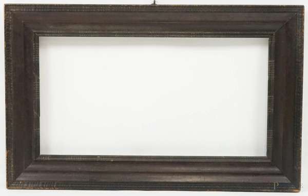 Cornice fiamminga del XVIII secolo in legno intagliato, lavorata a guillochè, misure ingombro cm 47x74, battuta cm 32x59, (difetti)