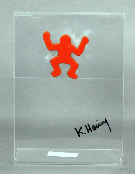 Figura, multiplo in metallo colorato arancione con supporto in plexiglass, H 5,5 cm.