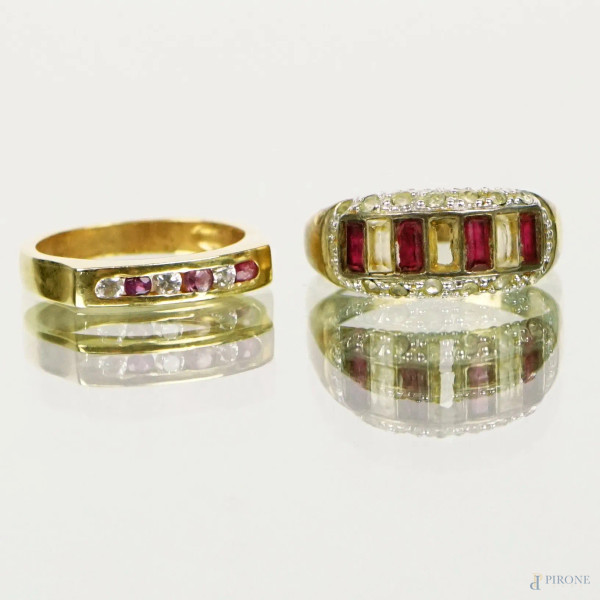 Lotto di due anelli in oro giallo 18 KT con zirconi e rubini, misure 15 ed 8, peso gr.6,3, (mancante una pietra)