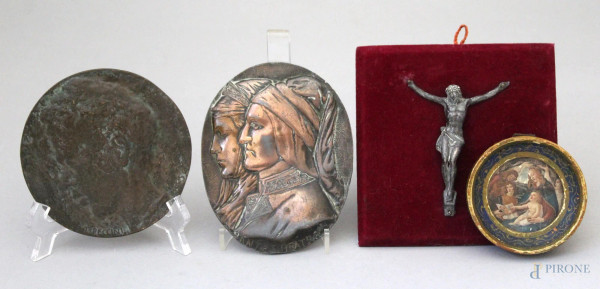 Lotto composto da due placche in bronzo di cui una firmata Peccinni, una miniatura ed un Cristo in metallo, altezza max. 13,5 cm.
