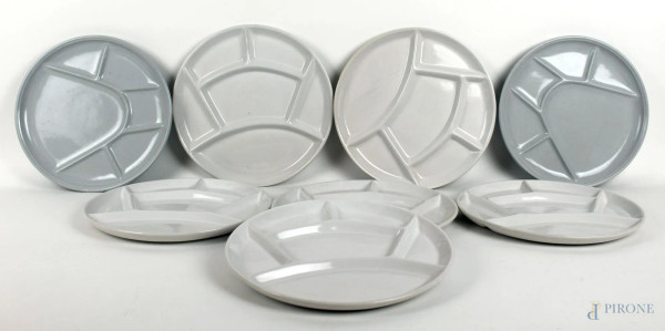 Lotto di 8 piatti da antipasto in ceramica bianca, diametro cm 22, XX secolo