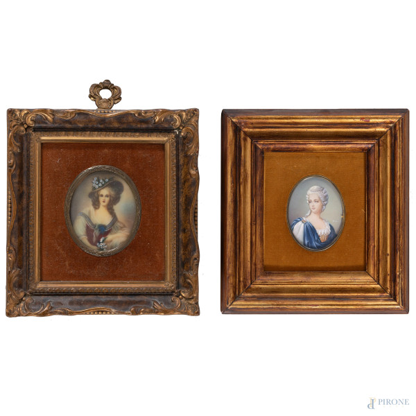 Lotto di due miniature raffiguranti gentildonne, XIX secolo, misure massime comprensive di cornice cm 24x22