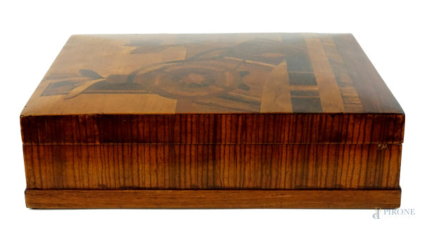 Scatola in vari legni pregiati ed intarsiati a motivo di tavola imbandita, cm h 9x32,5x25,5, XX secolo, (segni del tempo).