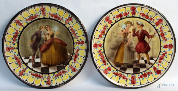 Coppia di piatti tondi in maiolica dipinta a soggetto di personaggi veneziani, diametro 36 cm.