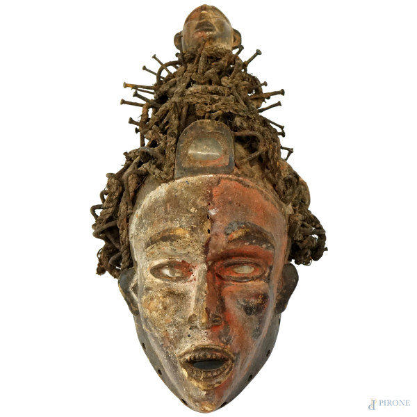 Maschera feticcio in legno dipinto, chiodi e tessuto, cm  50x27x27, popolo Bokongo Nkisi, Congo, (difetti)