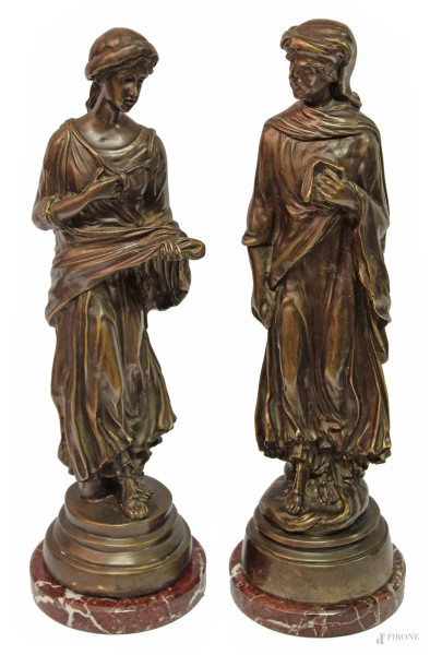 Figure, coppia di sculture in bronzo con basi in marmo fine XIX sec., h. 38 cm